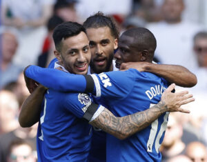 Dominic Calvert-Lewin jubler efter en scoring sammen med sine holdkammerater.