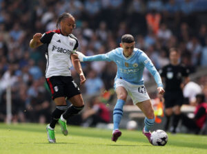 Bobby Decordova-Reid i duel med Phil Foden.