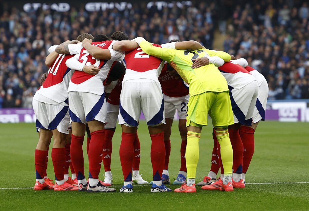 Arsenal-spillerne samles i en klynge for de sidste opmuntrende råb inden kamp.