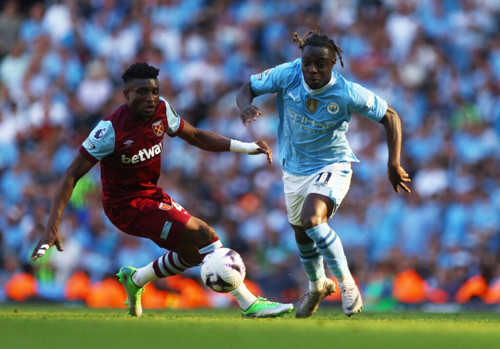 West Hams Mohammed Kudus i aktion mod Manchester Citys Jeremy Doku i Premier League.