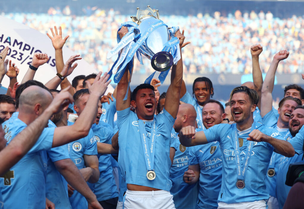 Matheus Nunes løfter Premier League-trofæet med Manchester City.
