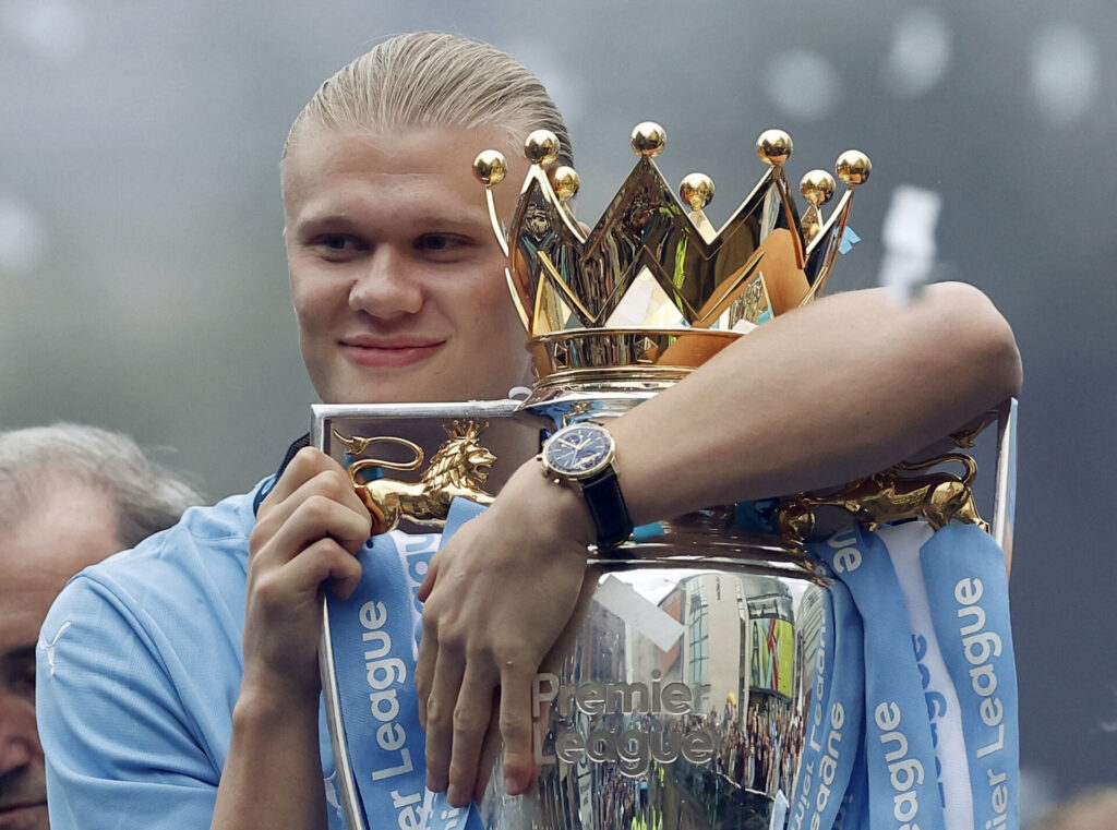 Erling Haaland krammer Premier League-trofæet, efter Manchester Citys triumf.