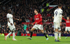 Victor Lindelöf i kamp for Manchester United imod Luton Town.