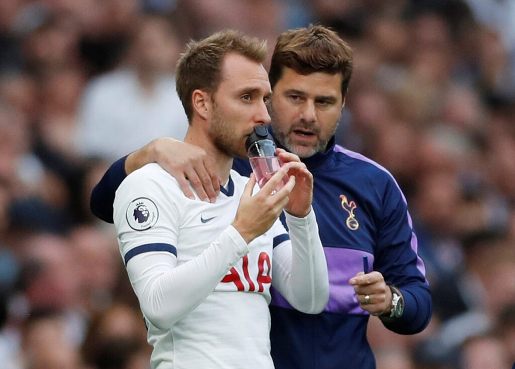 Mauricio Pochettino, som havde flere år med succes som træner i Tottenham Hotspur, giver danske Christian Eriksen dessiner.