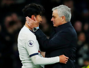 José Mournho og Son Heung-min under en Premier League-kamp mod Burnley.