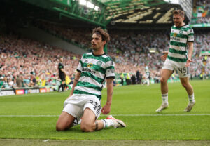 Matt O'Riley fejrer en scoring for Celtic.