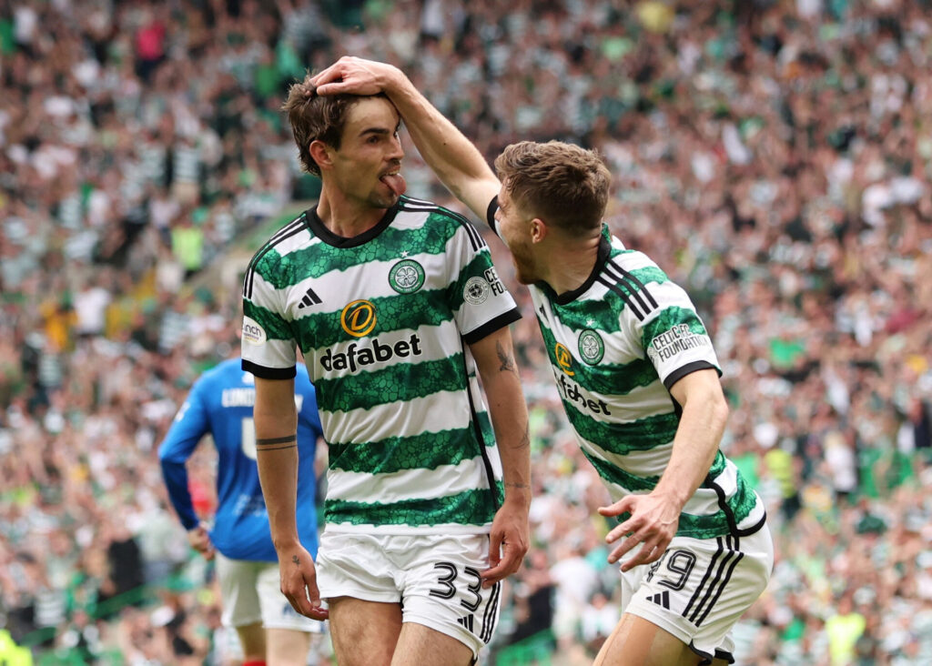 Matt O'Riley fejrer en scoring for Celtic i den skotske Premiership.