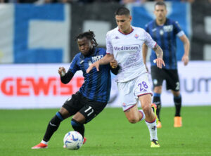 Atalantas Ademola Lookman i aktion mod Fiorentinas Lucas Martinez Quarta i Serie A.