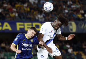 Yann Bisseck i en hovedstødsduel mod Hellas Verona.