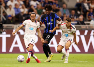 Yann Bisseck i kamp for Inter mod Cagliari.