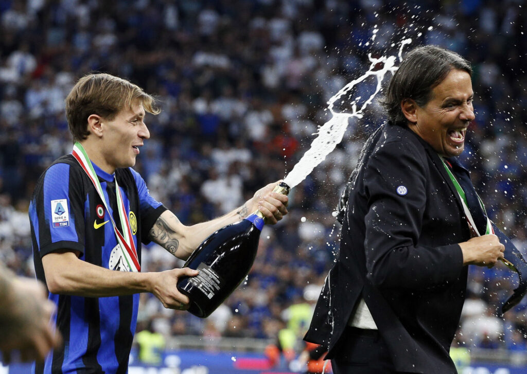 Nicolo Barella sprøjter champagne på Inzaghi.