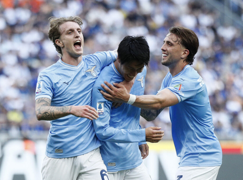 Daichi Kamada fejrer scoring for Lazio mod Inter Milan med holdkammerater Nicolo Rovella og Luca Pellegrini.