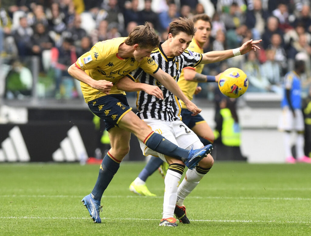 Morten Frendrup laver en tackling mod Juventus.