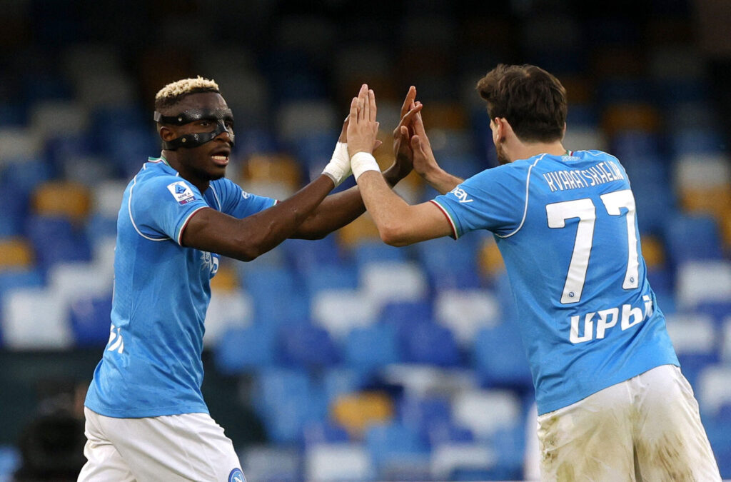 Napolis Victor Osimhen og Khvicha Kvaratskhelia fejrer scoring mod AS Roma i Serie A.