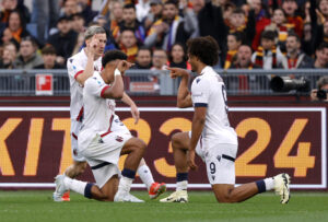 Joshua Zirkzee fejrer scoring for Bologna med Dan Ndoye og Alexis Saelemaekers i Serie A-kampen mod AS Roma.