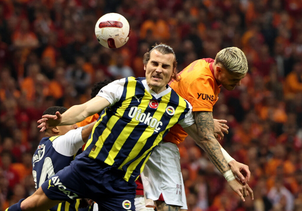 Caglar Soyuncu i duel med Mauro Icardi i kampen mellem Galatasaray og Fenerbahce.