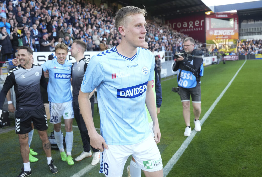 Rasmus Vinderslev jubler med Sønderjyske-spillerne efter nordicBet Liga-kampen mod FC Fredericia.