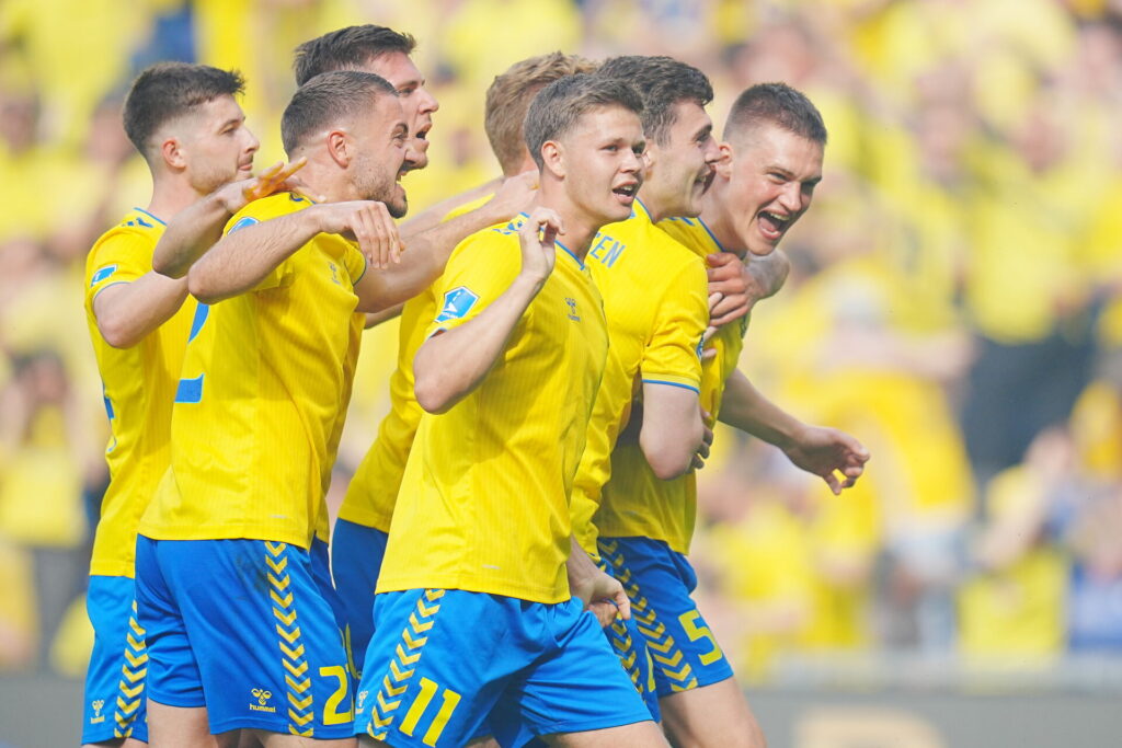 Brøndby IF's spillere fejrer en scoring i kampen mod AGF.