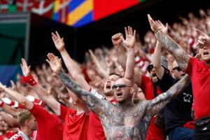De danske fans på stadion i Dortmund inden kampen mellem Danmark og Tyskland.