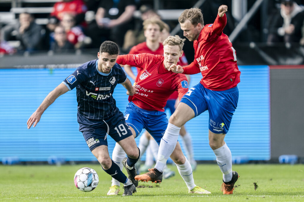 Mads Kaalund fra Hvidovre IF i duel med Randers-spiller.