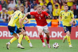 Rasmus Højlund i duel med en svensk spiller i testkampen mod Sverige juni 2024.