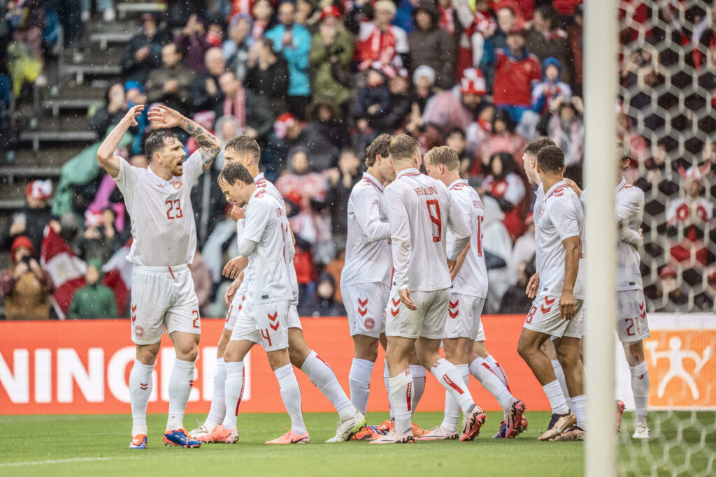 Danmark fejrer en scoring imod Norge på Brøndby Stadion.
