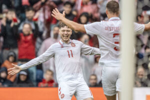 Andreas Skov Olsen og Jannik Vestergaard jubler efter en scoring mod Norge.