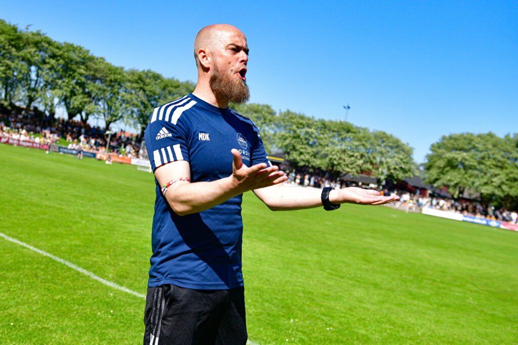 Morten Dahm Kjærgaard i færd med at lede sine Aarhus Fremad-spillere.