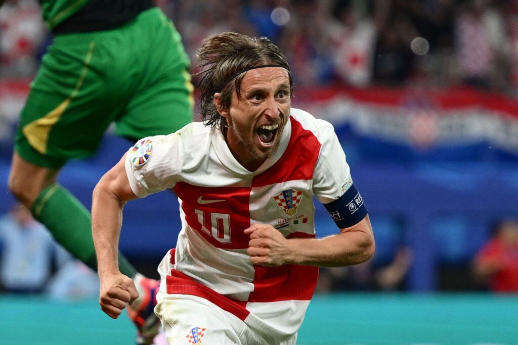 Luka Modric fejrer sin scoring for det kroatiske fodbodllandshold ved EM imod Italien.