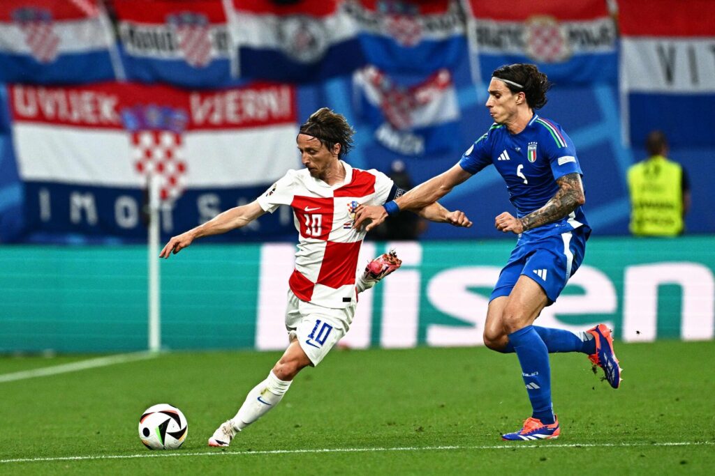 Kroatiens Luka Modric i aktion mod Italiens Riccardo Calafiori under EM-slutrunden i Tyskland 2024.