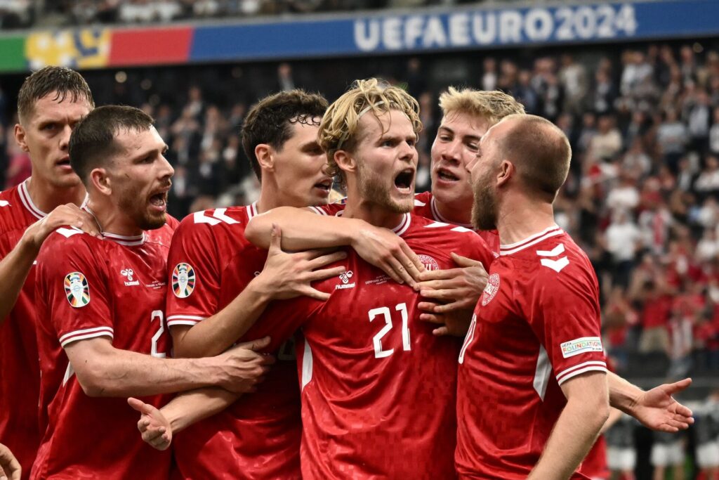 Morten Hjulmand fejrer sin scoring med landsholdkammeraterne mod England ved EM 2024.