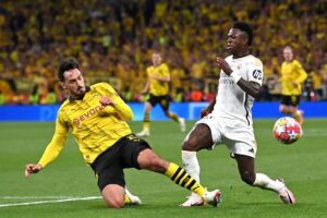 Mats Hummels i duel med Vinicius Junior i Champions League-finalen.
