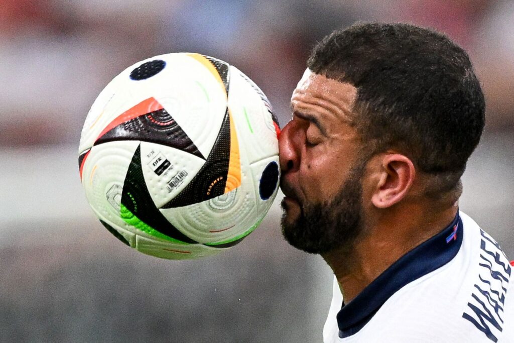 Kyle Walker får en bold lige i ansigtet til EM 2024