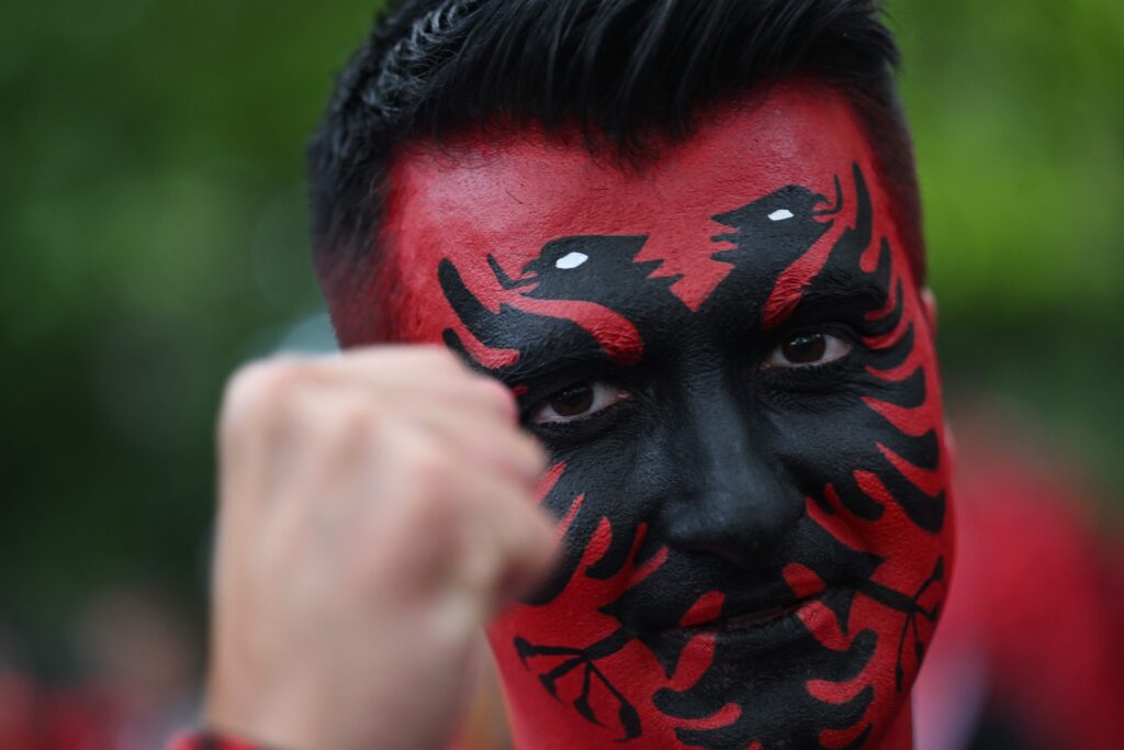Albansk fan ved EM 2024 knytter næven