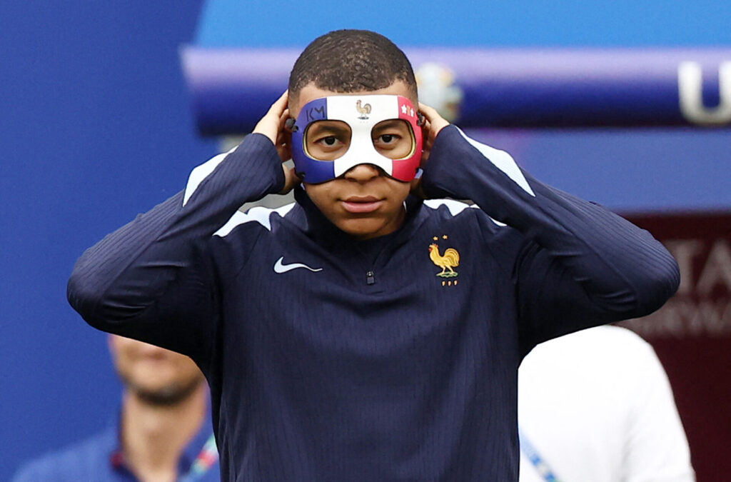 Kylian Mbappé med sin nye maske