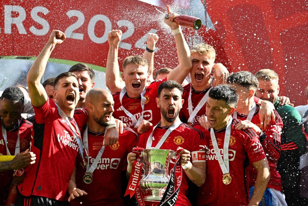 Manchester United-spillerne løfter trofæet efter at have vundet FA Cup.