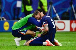 Wout Weghorst fejrer sin scoring imod Polen.