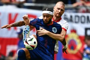 Memphis Depay forsøger at fastholde bolden under Hollands kamp mod Polen.