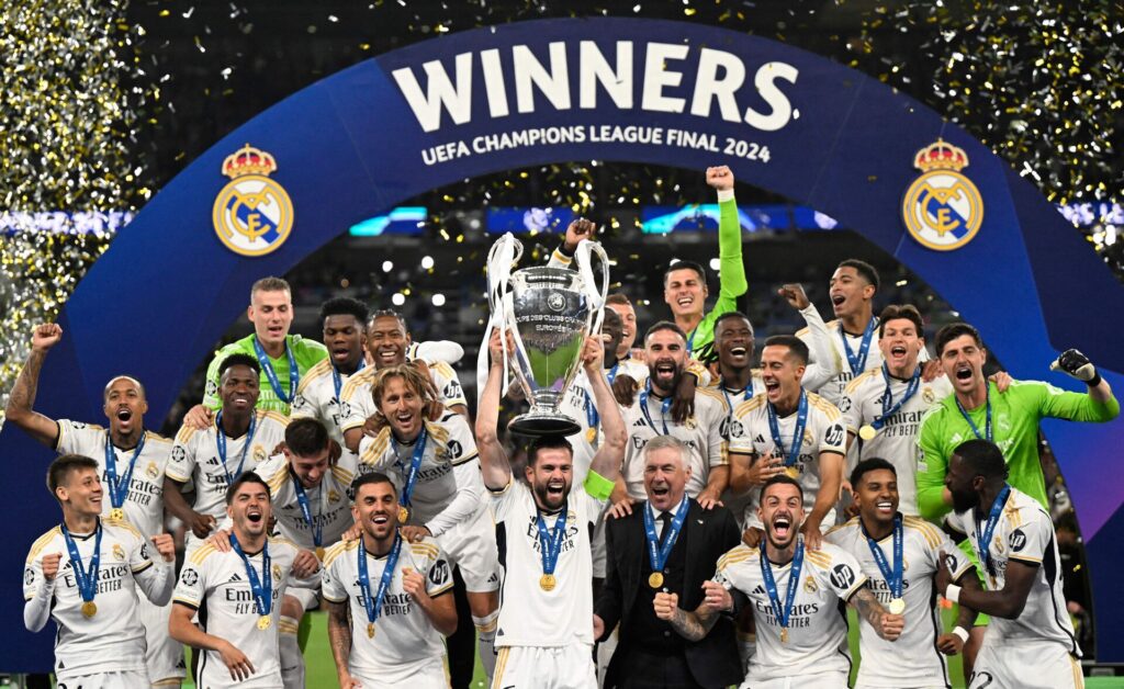 Nacho Fernandez og Real Madrid løfter Champions League-pokalen.