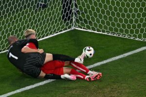 Jonas Wind forsøger at få bolden i mål mod Serbien.