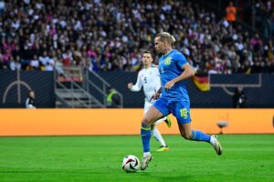 Mykhailo Mudryk i aktion for det ukrainske landshold.