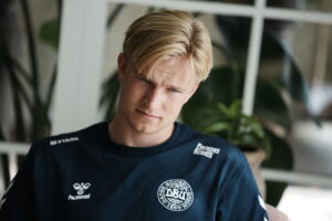 Victor Kristiansen afgiver interview til den danske presse inden EM 2024.