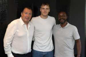 Emil Højlund står sammen med sportsdirektør Marc Willmots i Schalke