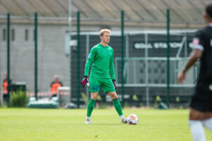Ægidius sparker til en bold i kamp for Brøndby