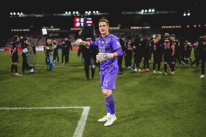 Martin Fraisl jubler ud til FCM's fans