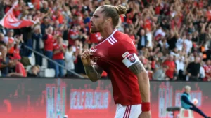 Rauls Albentosa jubler ud til fansene i Vejle Boldklub