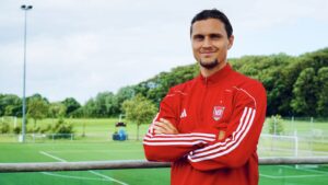 Damian Van Bruggen foran Vejles træningsanlæg