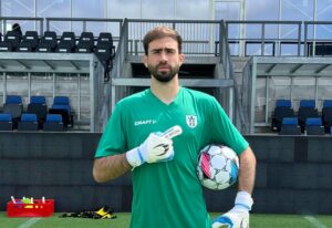 Ander Iru peger på logoet i sin præsentation for FC Helsingør