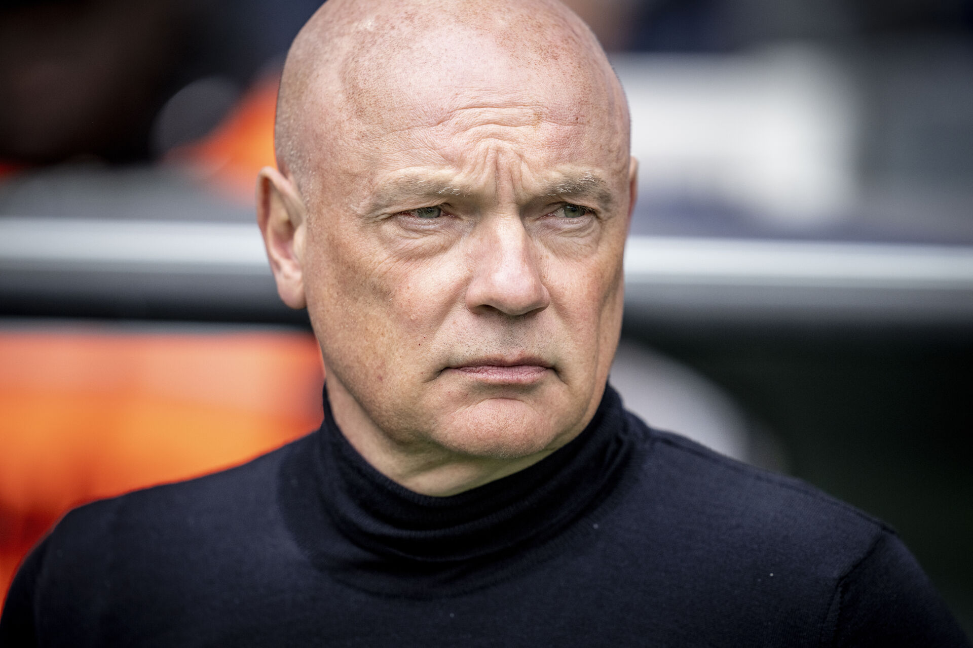 AGF-cheftræner, Uwe Rösler, ser ind på banen fra bænken.