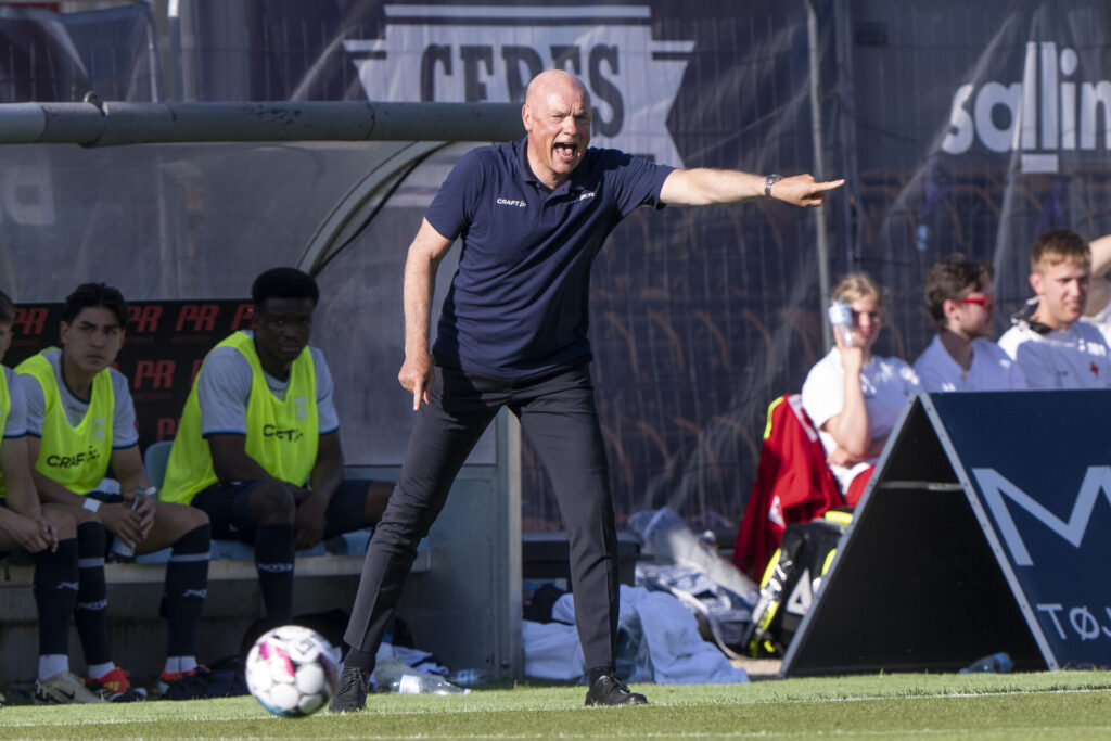 Uwe Rösler dirigerer AGF-spillerne i kampen mod FC Midtjylland.